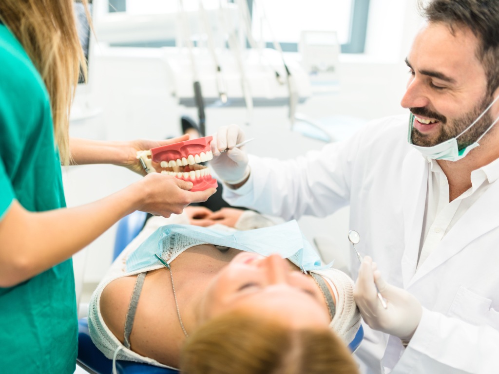 Nha Sĩ: 3 Tiêu Chí Chọn Nha Sĩ Uy Tín Cho Sức Khỏe Răng Miệng