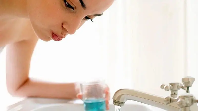 cach-su-dung-nuoc-suc-mieng-diet-khuan-voi-4-buoc-don-gian-de-lam4-800x450